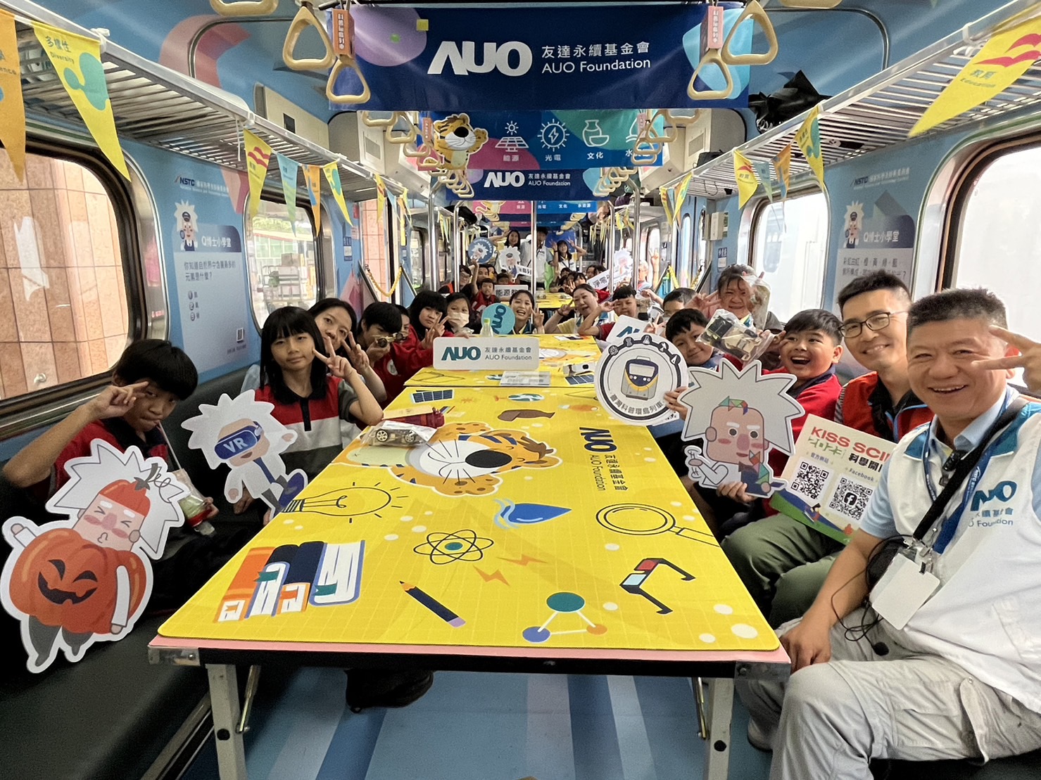 asiagame永續基金會參與「臺灣科普環島列車」，設計基礎科學車廂課程，以「淨零碳排和永續能源」為主題，讓學生透過創意實驗認識淨零知識，以及思考生活中的減碳行為